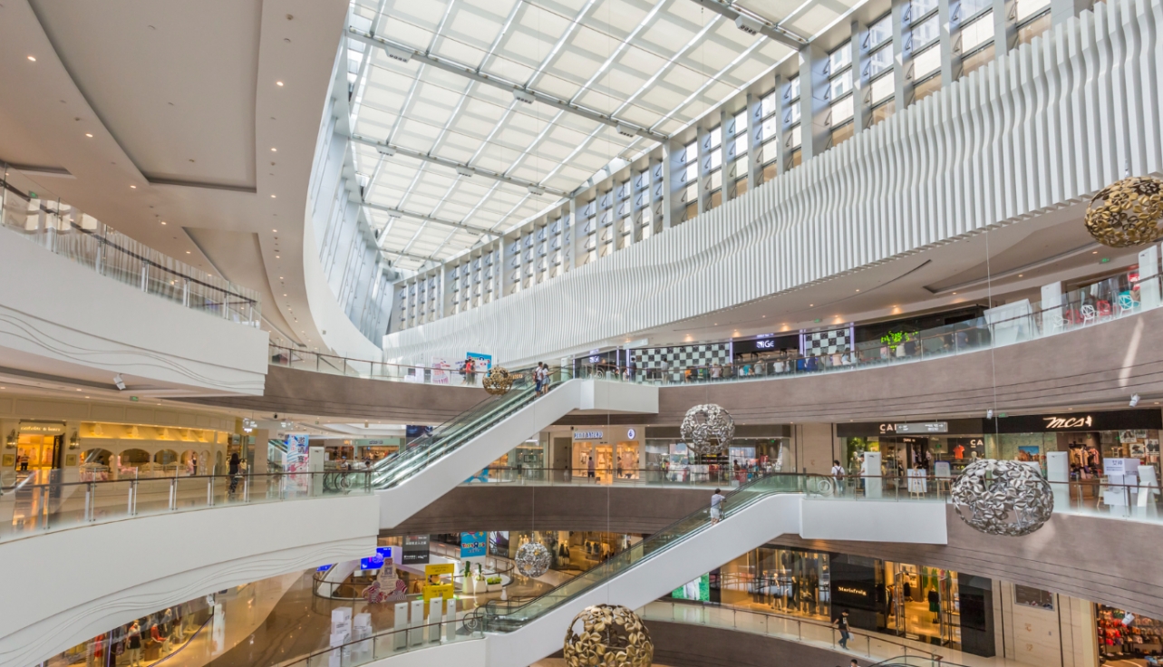 Hybrydowe centrum handlowe Brama Jury w Zawierciu: połączenie szybkich zakupów i atrakcji galerii