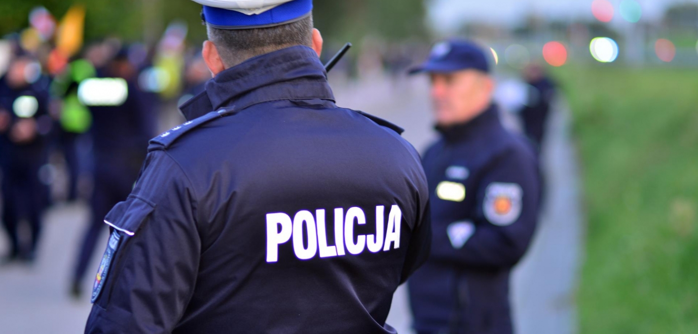 Policjanci pomogli kobiecie, która zaczęła rodzić w samochodzie