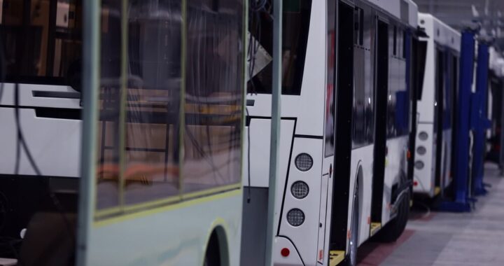 380-tys--z---na-zakup-autobusu-dla-uczni--w-z-niep-auto-1989